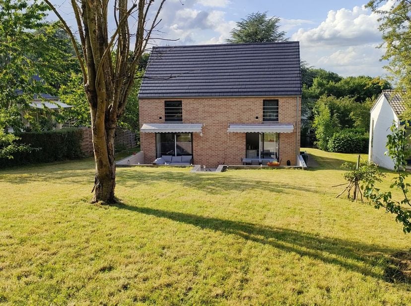 Easyhome a le plaisir de vous présenter cette superbe villa (construction 2020), idéalement située sur les hauteurs prisées de Wépion.<br />
Cette mai