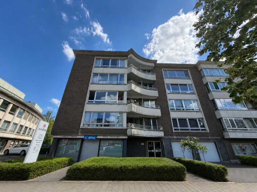 Dit gezellig dakappartement is ideaal gelegen aan de "Sterre", tussen het Sint-Pietersstation en het UZ Gent, met een uitstekende bereikbaarheid naar