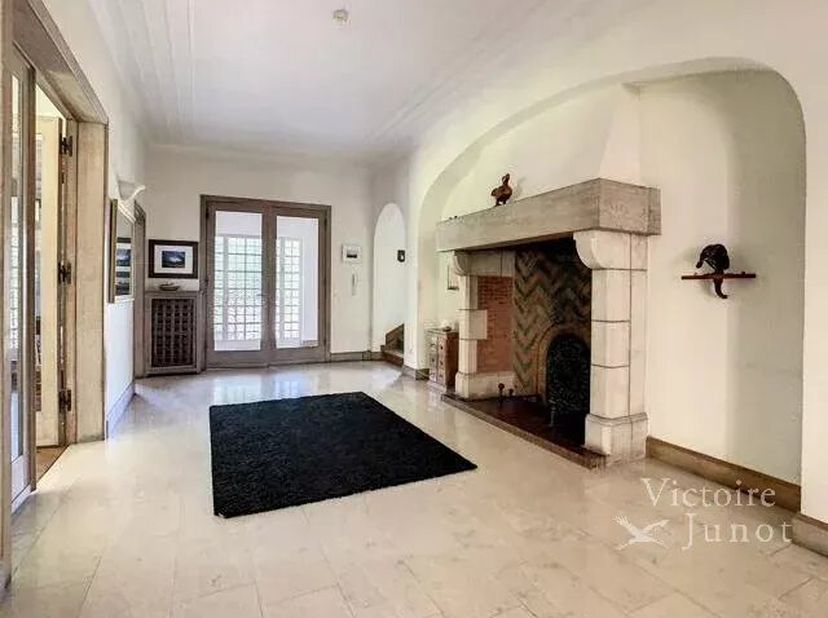 Manoir de +/- 950 m² das un parc de +/- 1 hectare<br />
Cette propriété est actuellement occupée en partie en co-living et bureaux avec entrée séparée