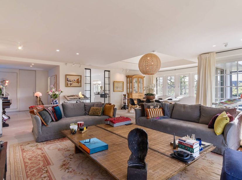 Dit prestigieuze villa-appartement bevindt zich op een gegeerde locatie in Heusden en maakt deel uit van een exclusieve residentie met twee villa’s, e