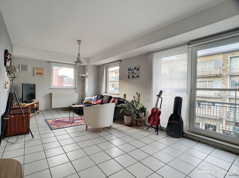 Rue Louis Marcx, op een steenworp afstand van metrostation Hankar en alle faciliteiten, mooi hoekappartement van +/- 112m² (volgens EPC) gelegen op de