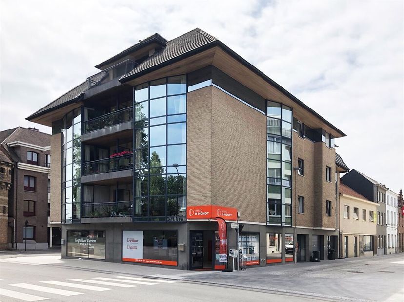 Deze gezellige studio TE HUUR is gelegen op wandelafstand van de Grote Markt van Oudenaarde, winkels..<br />
De studio omvat een lichtrijke living met