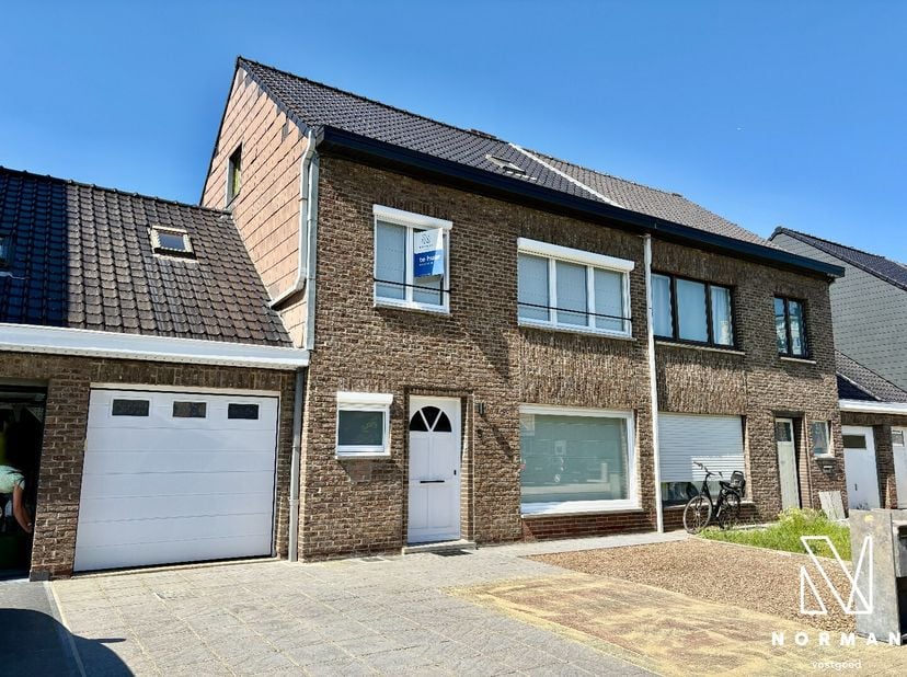 Deze charmante woning bevindt zich in een rustige buurt en biedt alle comfort.<br />
Bij het binnenkomen komt u in de inkomhal met gastentoilet. De li
