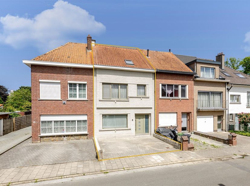 Op zoek naar een ruime en goed onderhouden woning in Aalst? Dan is deze instapklare gezinswoning beslist een bezoek waard!<br />
Bij het betreden van