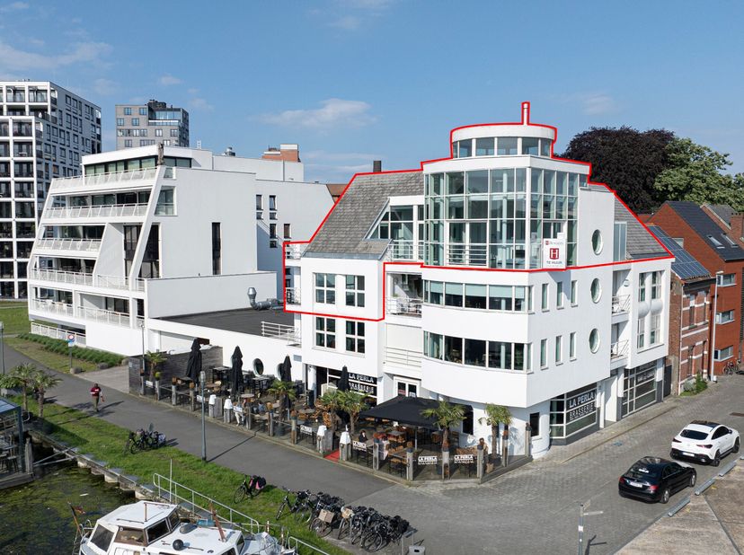 Uniek wonen aan het water! Deze prachtige penthouse met waanzinnig uitzicht en maar liefst 5 terrassen ligt in het mooiste stuk van Turnhout pal aan h