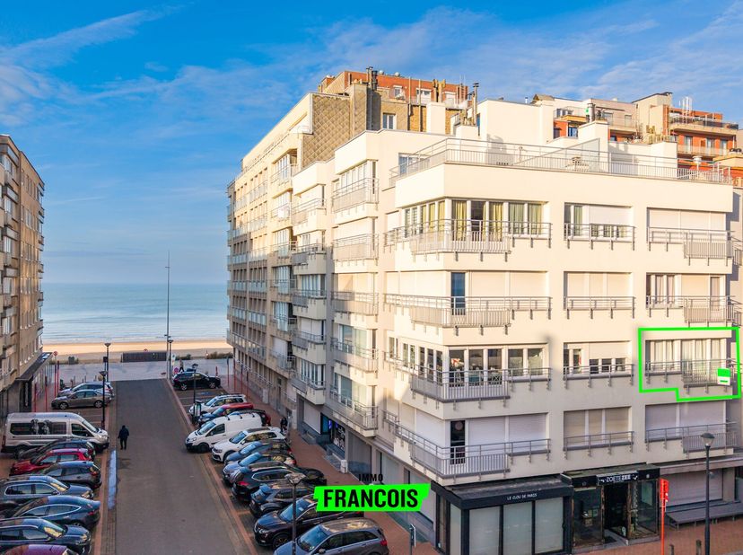 Cet appartement prêt à emménager au deuxième étage combine confort, lumière et un emplacement idéal à proximité immédiate de la mer.<br />
Situé Arend
