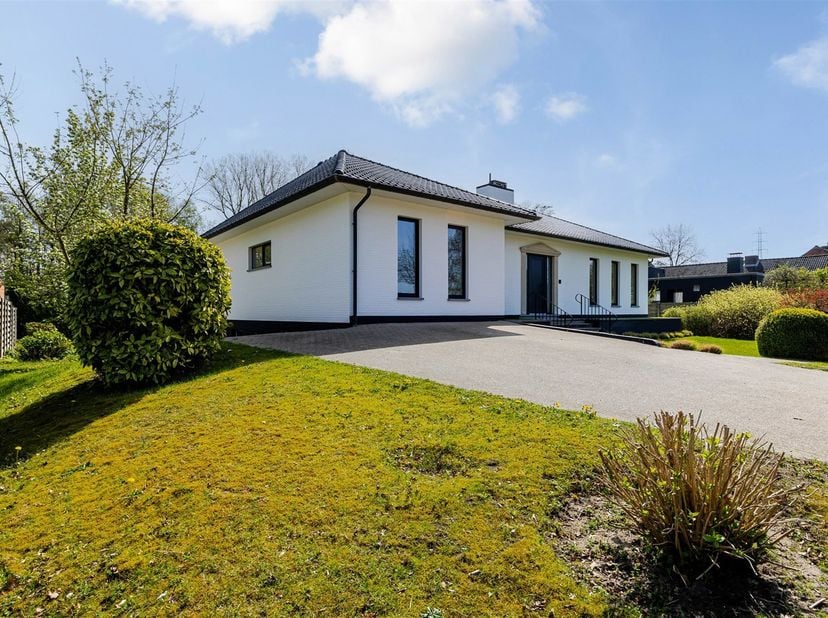 Volledig gerenoveerd pareltje tussen Mol en Dessel<br />
KELDER <br />
Ruime kelder of stockageruimte van 175 m² waar CV toestel, elektriciteitskast e