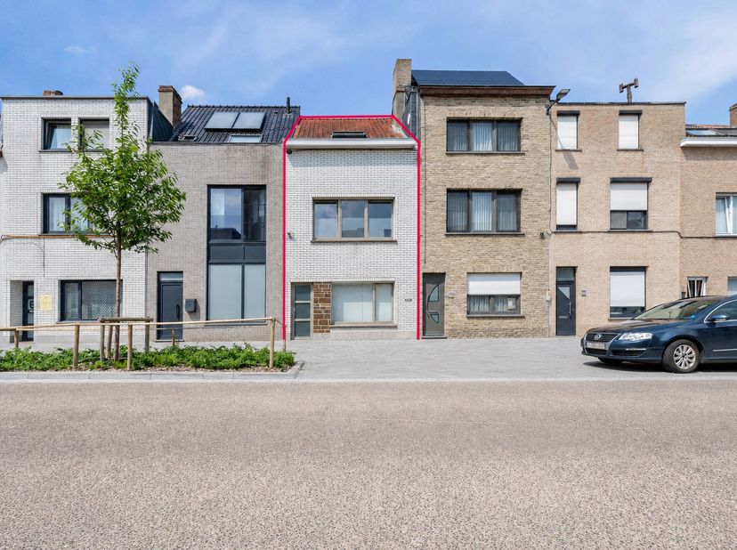 Deze woning met 3 slaapkamers en een gezellig terras is gelegen langs de Mariakerkelaan te Oostende. Vlakbij scholen, winkels en openbaar vervoer. Ide