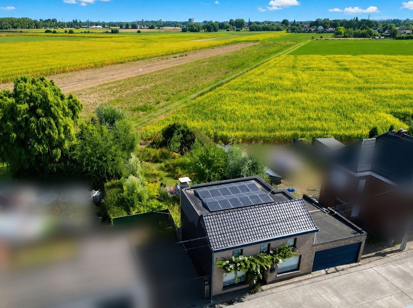 Wie op zoek is naar een ruime, instapklare woning op een rustige maar toch centrale ligging, vindt hier een bijzonder compleet geheel. Deze woning com