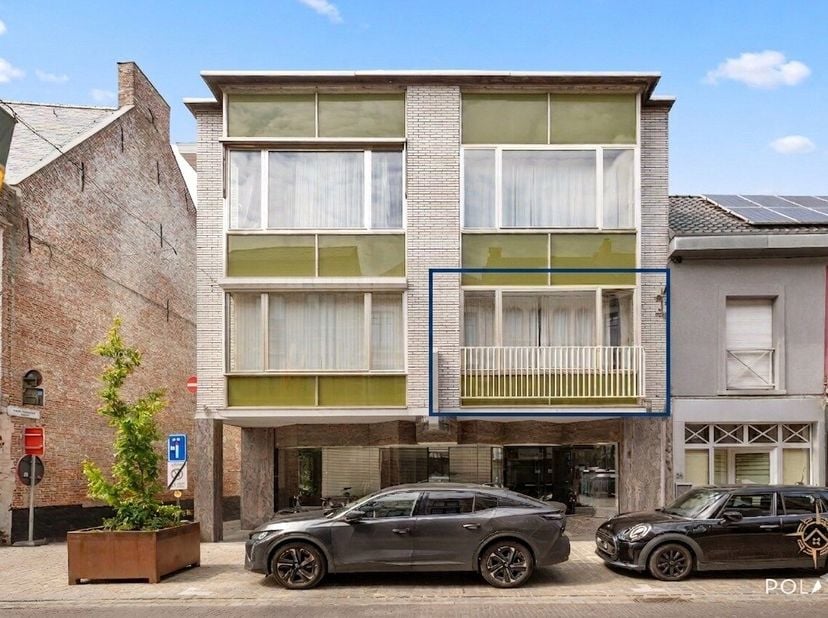 In het hart van Diest, op slechts 2 minuten wandelen van de Grote Markt, bevindt zich dit lichtrijke appartement van 106 m2 (volgens EPC) op een uitst