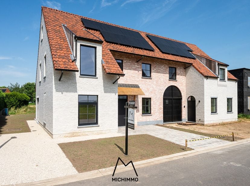 Deze nieuwbouwwoning is pure kwaliteit op een A+-locatie, is traditioneel en oerdegelijk gebouwd en uitgerust met de beste materialen.<br />
Er werd g