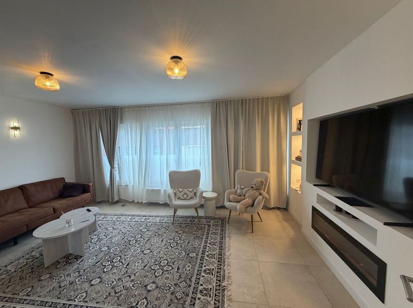 Gerenoveerde bel-étage met 3 slaapkamers en inpandige garage<br />
Ligging:<br />
Deze woning is rustig gelegen in de Akker te Ekeren, een aangename e