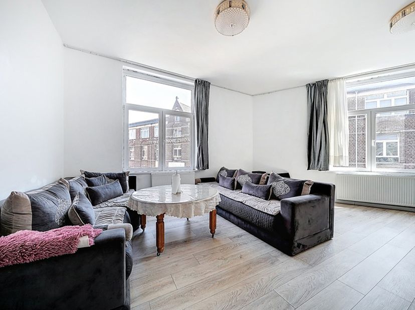 EasyHome stelt met plezier dit recent gerenoveerde appartement voor, ideaal gelegen op de 2ᵉ verdieping zonder lift, in een gebouw waarvan de gemeensc