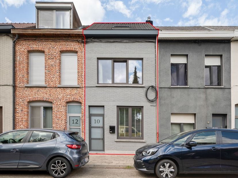 Instapklare woning met 2 slaapkamers, dressing en stadskoer in Lier <br />
<br />
Deze volledig gerenoveerde woning bevindt zich in een rustige, doo
