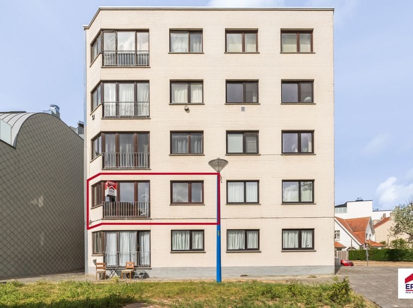 Te koop: gezellig appartement in Koksijde, gelegen aan de Pierre Sorellaan, in een rustige en groene omgeving. Dit appartement biedt een ideale combin