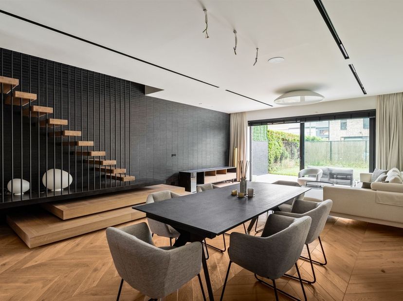 Op zoek naar comfort, stijl en een toplocatie? Deze recent gebouwde woning in het gezellige Rumst combineert moderne luxe met een warme thuisgevoel. I