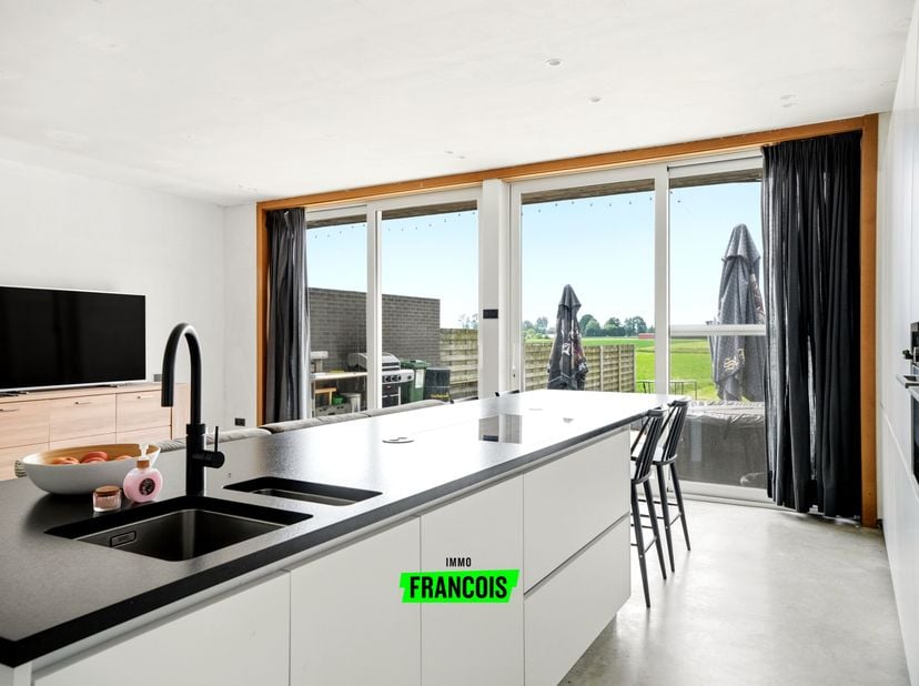 In Roesbrugge bevindt zich deze toffe woning te koop. Deze woning werd gerenoveerd, er dient nog wat kleine afwerkingen te gebeuren maar de grootste i