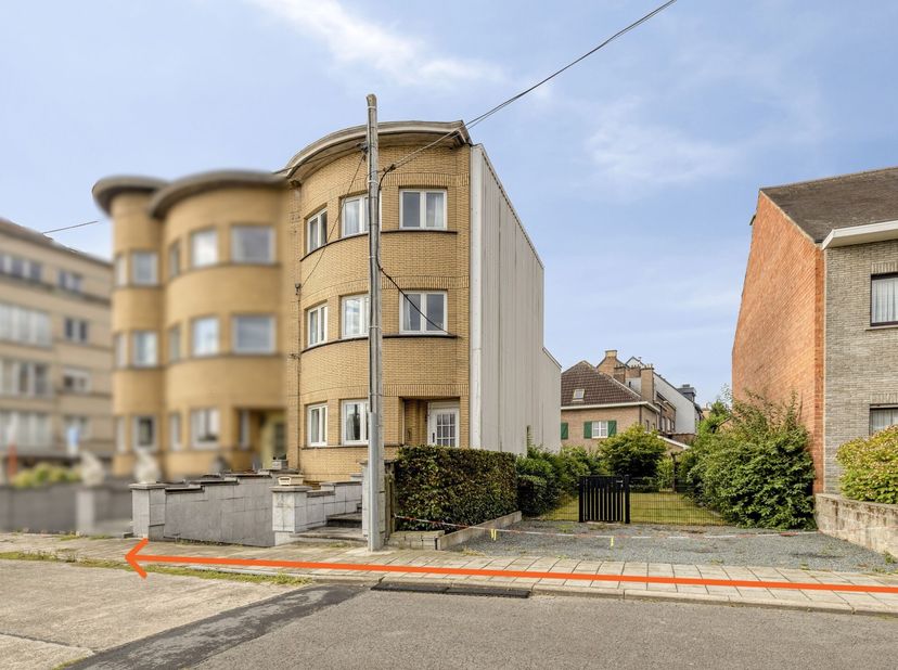 Deze charmante interbellumwoning uit 1938 combineert authentieke uitstraling, ruimte, renovatiepotentieel en een bijzonder centrale ligging. Gelegen i