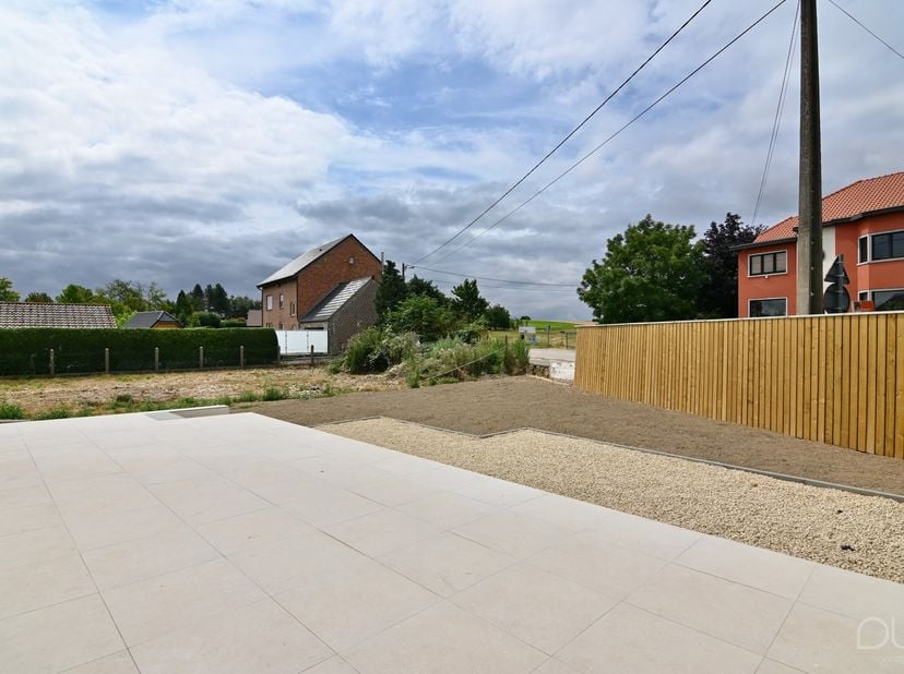 Deze prachtige open bebouwing is gelegen in het rustige Mielen-boven-Aalst, op een ruim en gunstig georiënteerd perceel van 5 are. De woning werd voll