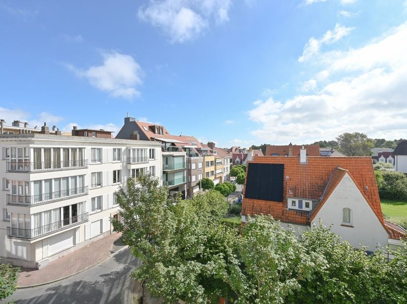 Magnifique appartement rénové bénéficiant d'une belle vue sur les villas de Knokke, idéalement situé à proximité de la Zoutelaan, des magasins et de l