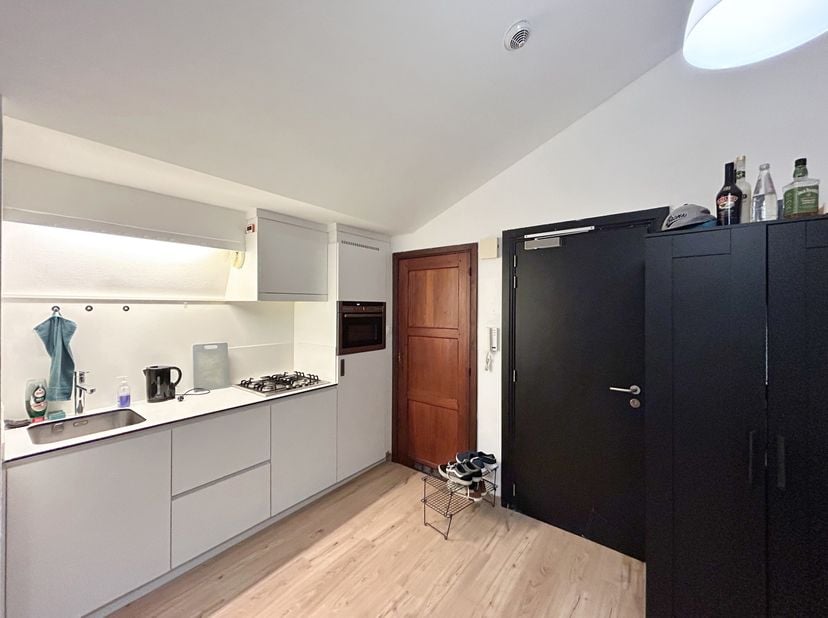 Ruime en lichtrijke studio met buitenruimte op een uitstekende locatie in het hartje van Leuven.<br />
De studio is gelegen op de 3de verdieping en is