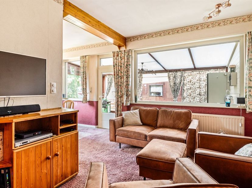 Ligging: Deze te renoveren woning biedt tal van mogelijkheden voor wie op zoek is naar een woning die volledig naar eigen smaak kan worden ingericht.