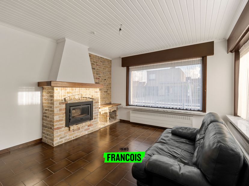 Ce bungalow soigné avec garage attenant est situé dans une rue calme sans issue et offre une combinaison idéale de vie confortable et dun emplacement