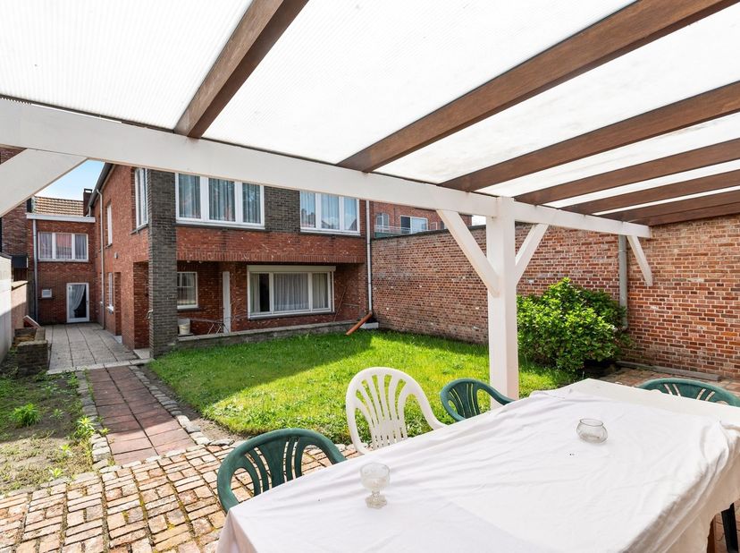 In de winkelstraat van Beerse, bieden wij u een handelspand aan met tuin en een aparte toegang naar de verdieping.<br />
De grondopp. bedraagt ca 480