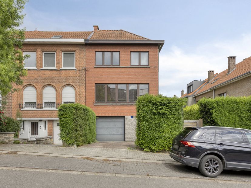 Immo Pické biedt u deze gunstig gelegen woning aan in Sint-Pieters-Leeuw, gelegen in de nabijheid van scholen, winkels, openbaar vervoer, invalswegen