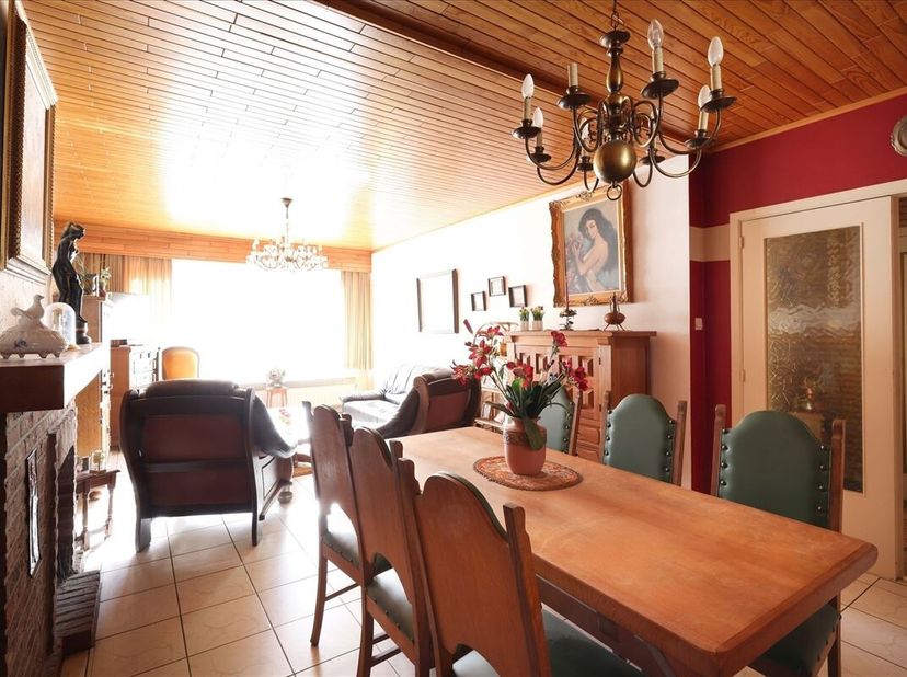 Lichtrijk gelijkvloers appartement met 2 slaapkamers, terras én garagebox rustig en centraal gelegen <br />
Omgeving:<br />
+ Rustige ligging in een a