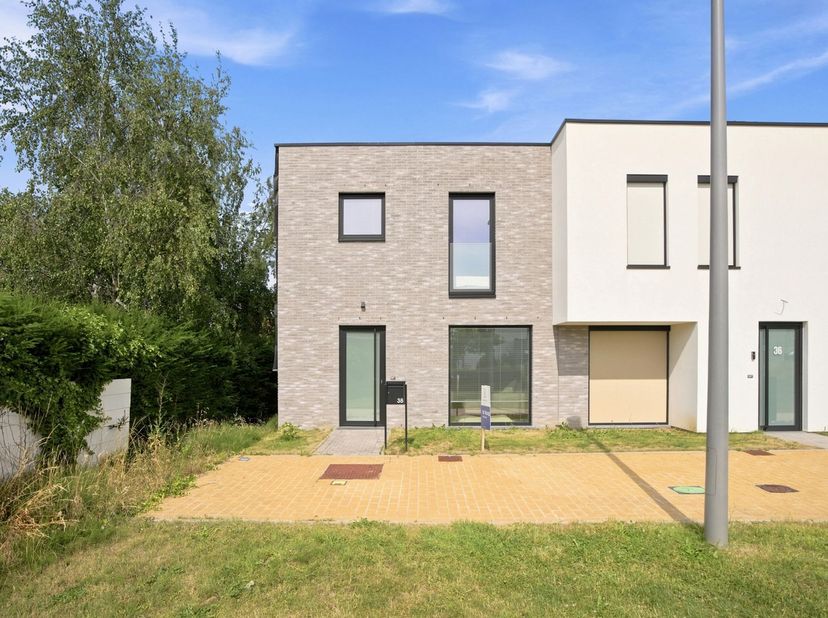 Recente woning (2023), met 3 slks en tuin met uitweg in een mooie autoluwe buurt te Heule. De private carport ligt op slechts 60 meter van de woning.<