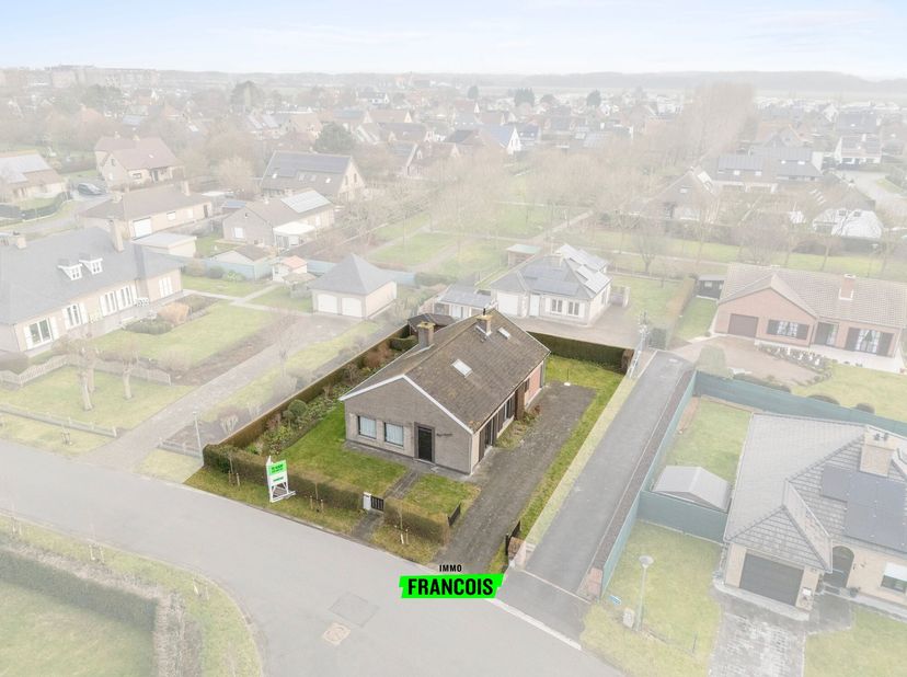 Deze charmante villa is gelegen in een rustige straat van een residentiële villawijk in Blankenberge. De woning bevindt zich in de onmiddellijke nabij