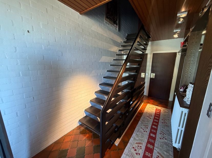 In de Wilgenlaan nabij het centrum van Kortemark, treffen we deze woning met 3 slaapkamers en aparte&amp;nbsp;garage.<br />
De woning omvat een inkomhal m
