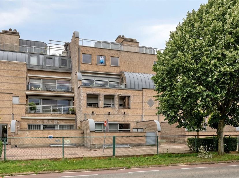 A VENDRE : Appartement de 3 chambres à coucher au centre de Zolder, prêt à être emménagé !<br />
Cet appartement spacieux et rénové est situé dans un
