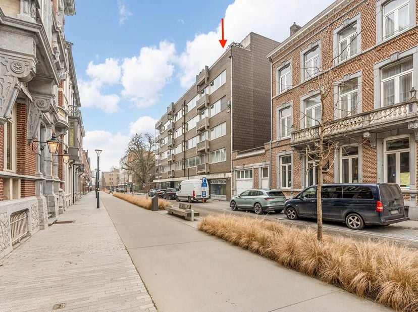 Penthouse in hartje Sint-Truiden met royaal terras, balkon én garage.<br />
Wonen in het centrum van Sint-Truiden en toch elke dag kunnen thuiskomen i