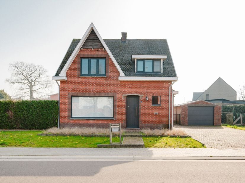 Deze leuke woning is rustig gelegen, doch strategisch gelegen nabij tal van invalswegen naar de omliggende gemeenten.<br />
<br />
De woning is zuid g