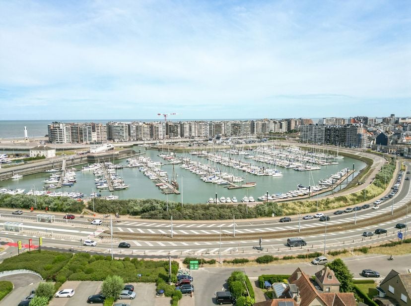 Ruime dubbele garagebox in de lengte, uitstekend gelegen nabij de haven van Blankenberge. Dankzij de centrale ligging bevinden zowel het centrum als d