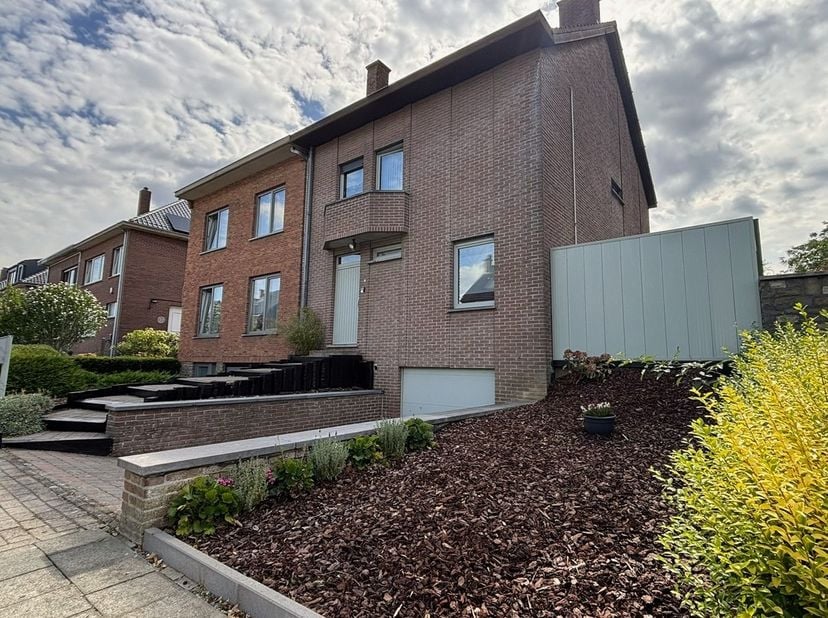 <br />
Zeer mooie en ruime halfopen bebouwing, rustig gelegen in de residentiële en fel begeerde buurt Mariadal, ideaal gelegen vlakbij diverse (int.)