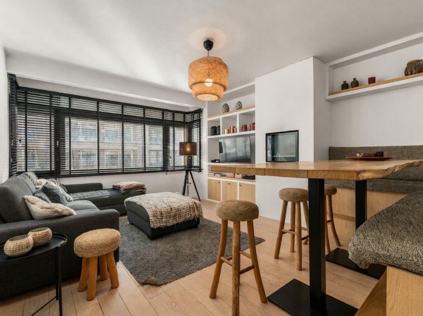 Knokke: Instapklaar appartement met 2 ruime slaapkamers op topligging te koop in Knokke. Ontdek dit instapklare 2-slaapkamerappartement, gelegen op de