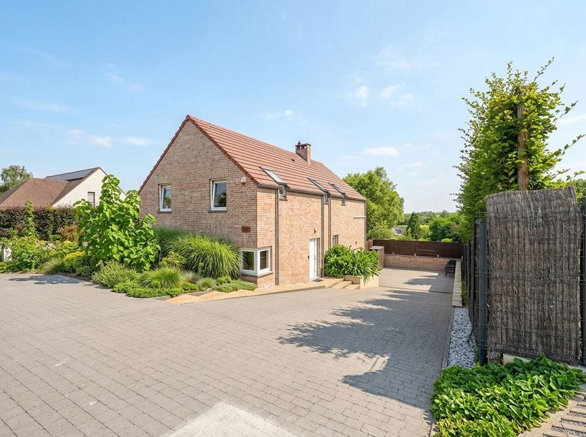In een charmante woonwijk, ideaal gelegen tussen Péruwelz en Bon-Secours, bevindt zich deze verrassende villa met royale volumes. De woning biedt een