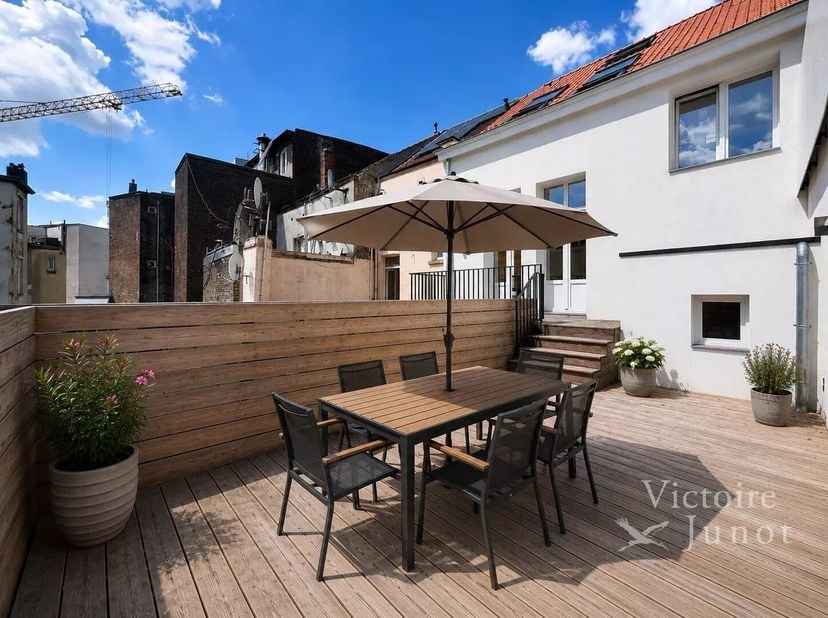 Bien présenté par Carla Rodriguez : carla.rodriguez@victoire.be<br />
Victoire Junot vous propose un immeuble  récemment rénové de 290m² (selon PEB),