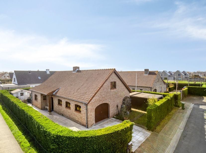 Op te frissen woning met VIER slaapkamers en zongerichte tuin te koop in de Pemenhoek te Nieuwpoort.<br />
<br />
Deze ruime woning, boordevol potenti