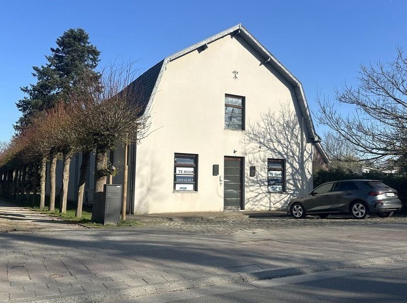 464m² ingedeelde kantoorruimte verdeeld over gelijkvloers en eerste verdieping<br />
Ligging: vlotte verbinding naar R4 en E40 via Kortrijksesteenweg;