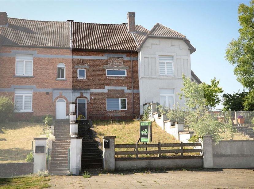 Charmante mijnwerkers woning met (mogelijk) vier slaapkamers te Beringen<br />
Omgeving:<br />
+ Gelegen in een zeer charmante en levendig woonbuurt<b