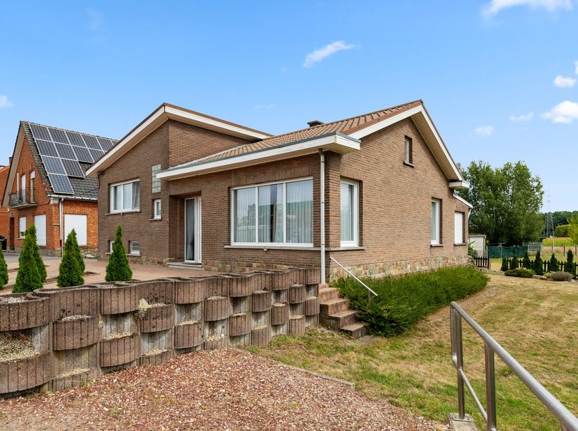 Deze gezinswoning heeft een fantastische bereikbaarheid op slechts 1km van de oprit van de E314 en winkel, bushalte, school, restaurant en bank liggen
