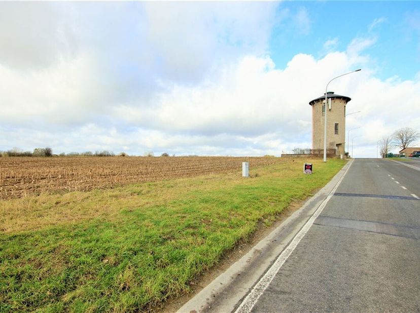 Terrain à bâtir dune superficie denviron 8 ares 80ca avec une longueur à rue de +- 16 m de façade pour une profondeur avoisinant les 50m. Le terrain f