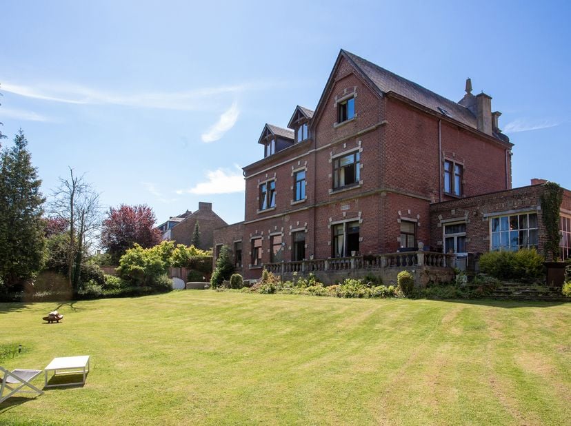 Superbe propriété avec étang, jardin d'agrément et parking sur environ 23 ares<br />
Cette ancienne étude notariale est une des villas les plus presti