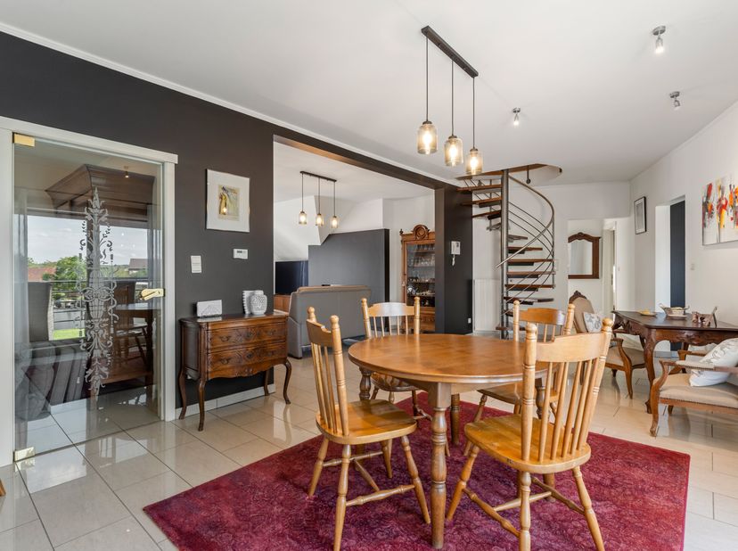 Bij binnenkomst via de inkomhal heb je toegang tot de woonkamer. Het appartement is een oase van licht, met een open, lichtrijke woonkamer die je naar
