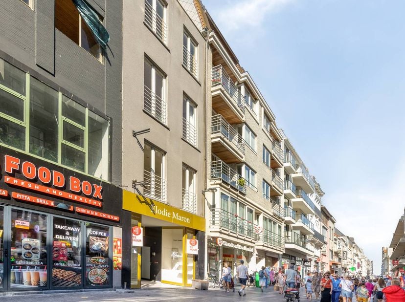 Cet établissement commercial multifonctionnel est situé dans un emplacement idéal dans la rue animée Kerkstraat de Blankenberge. Avec une zone commerc