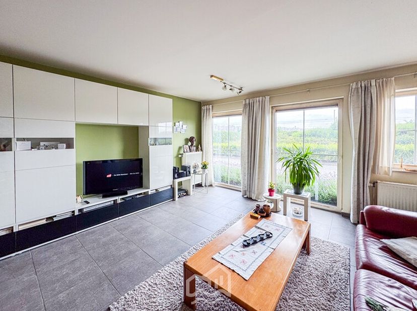 Ruim tweeslaapkamerappartement, gelegen aan de jachthaven met ruim terras achteraan. Op de gelijkvloerse verdieping van de residentie "Yachthaven II".